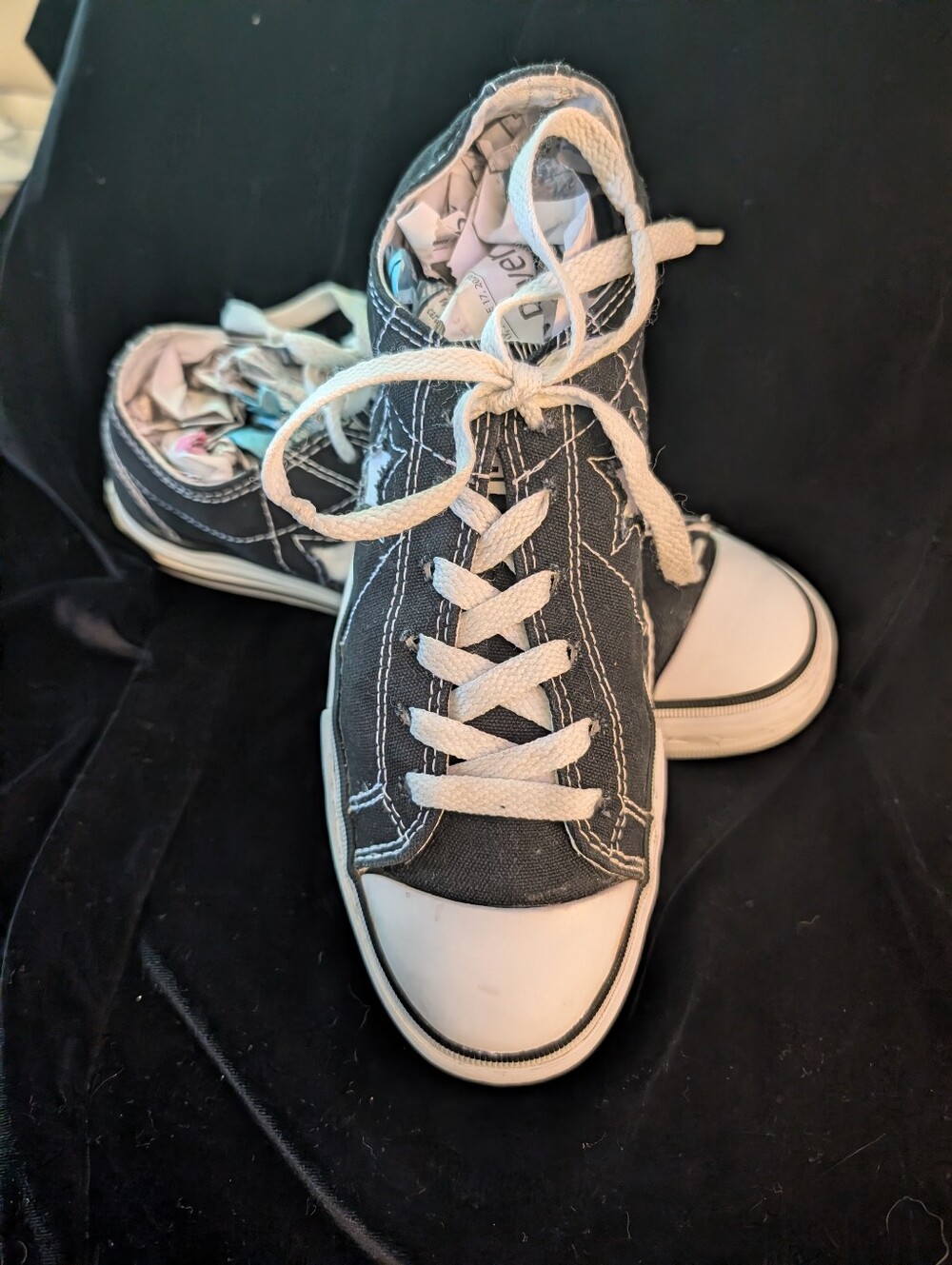 Converse  Canvas Low-Top Lace-Up Sneakers - Black/White